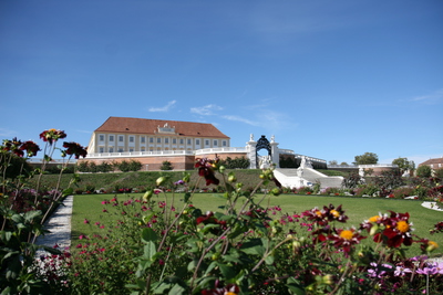 Schloss Hof und seine Terrassengärten im Herbst 